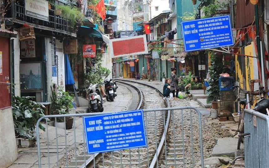 Cần chấm dứt triệt để hoạt động "Cafe đường tàu" ở Hà Nội  - Ảnh 2.