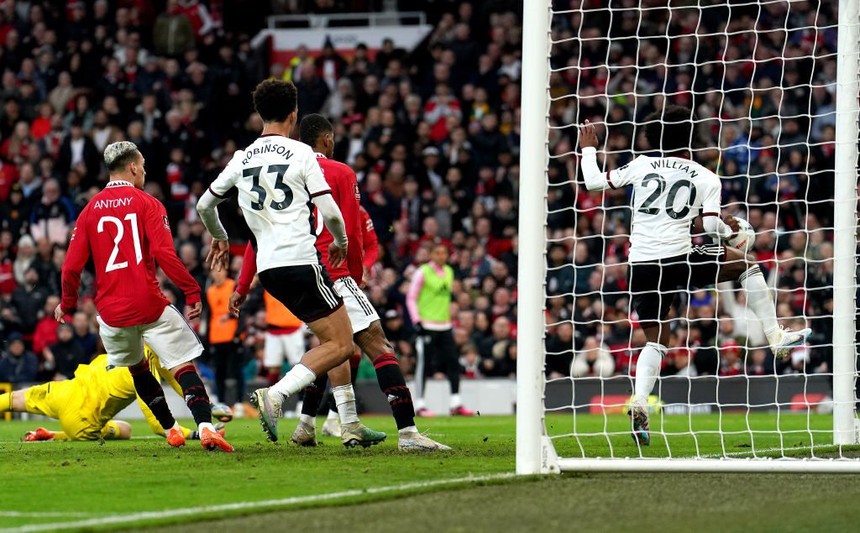 Ngăn cản Sancho ghi bàn, Fulham cay đắng nhận liền 3 đỏ - Ảnh 2.