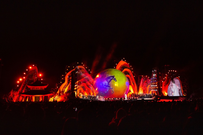 Bỏ qua những hạt sạn, khán giả vẫn nhắc đến những điều này sau đêm nhạc "rực rỡ" của Hà Anh Tuấn - Ảnh 9. Bỏ qua những hạt sạn, khán giả vẫn nhắc đến những điều này sau đêm nhạc "rực rỡ" của Hà Anh Tuấn - Ảnh 9.