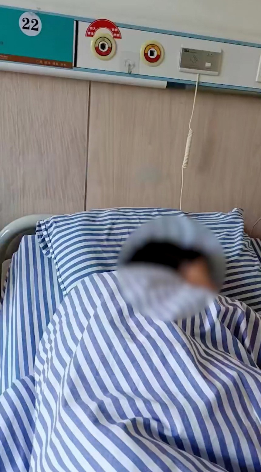 "Cách ly" với thế giới để tập trung ôn thi, không sử dụng điện thoại, thậm chí học đến mức phải nhập viện... sinh viên Trung Quốc đang phải đối diện với kỳ thi khó hơn cả gaokao. - Ảnh 1.