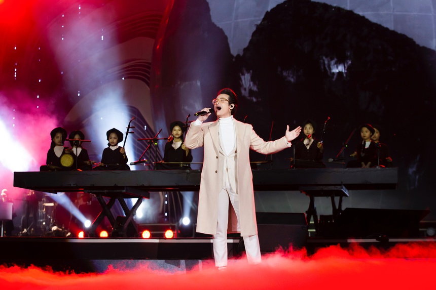 Bỏ qua những hạt sạn, khán giả vẫn nhắc đến những điều này sau đêm nhạc "rực rỡ" của Hà Anh Tuấn - Ảnh 6. Bỏ qua những hạt sạn, khán giả vẫn nhắc đến những điều này sau đêm nhạc "rực rỡ" của Hà Anh Tuấn - Ảnh 6.