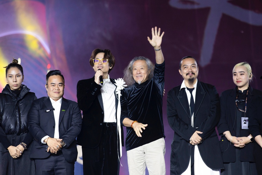 Bỏ qua những hạt sạn, khán giả vẫn nhắc đến những điều này sau đêm nhạc "rực rỡ" của Hà Anh Tuấn - Ảnh 5. Bỏ qua những hạt sạn, khán giả vẫn nhắc đến những điều này sau đêm nhạc "rực rỡ" của Hà Anh Tuấn - Ảnh 5.