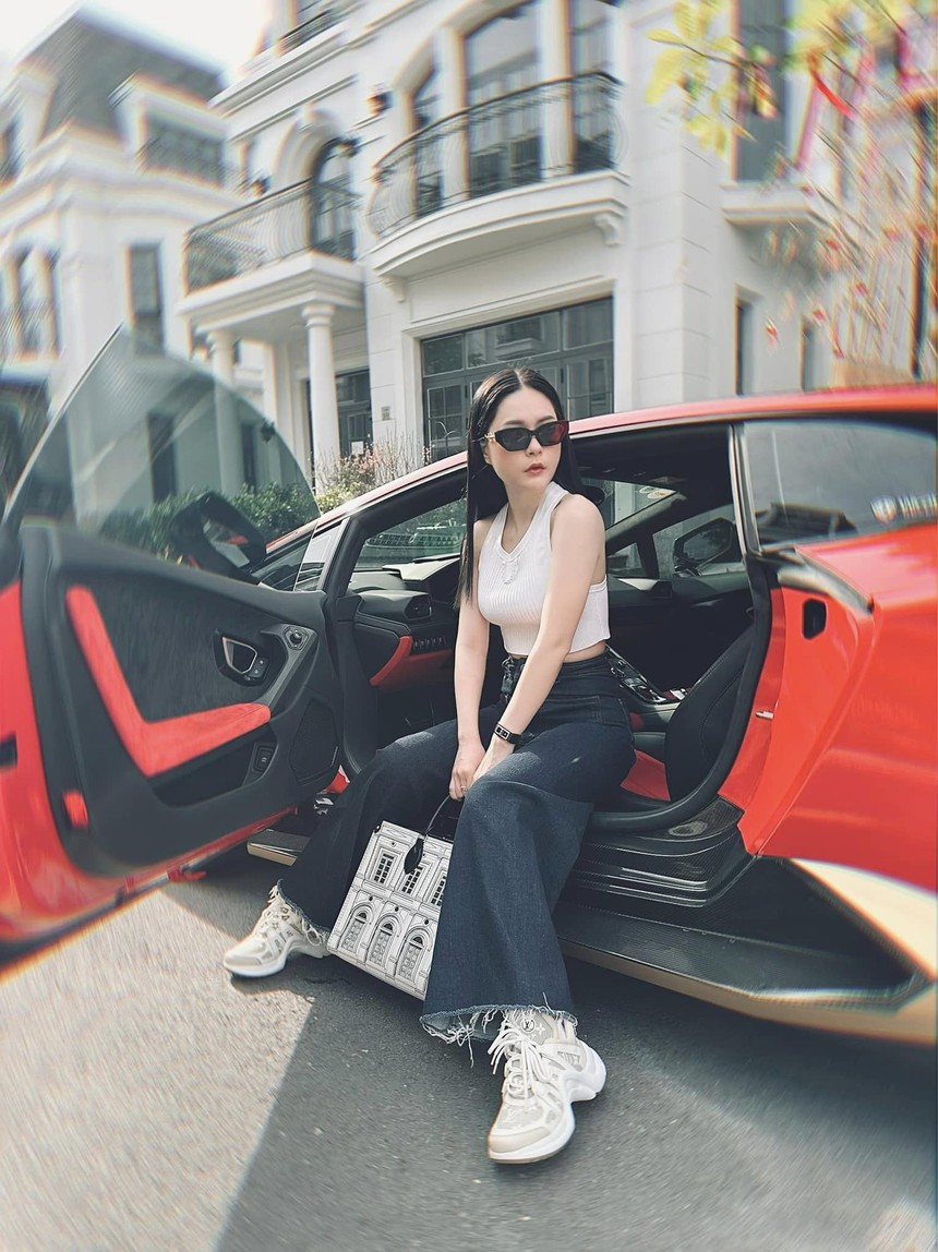 Đoàn Di Băng gây tranh cãi khi tiết lộ quan điểm: Từ túi hiệu đến đồng hồ xa xỉ, con thích gì mẹ cũng chiều - Ảnh 2. Đoàn Di Băng gây tranh cãi khi tiết lộ quan điểm: Từ túi hiệu đến đồng hồ xa xỉ, con thích gì mẹ cũng chiều - Ảnh 2.