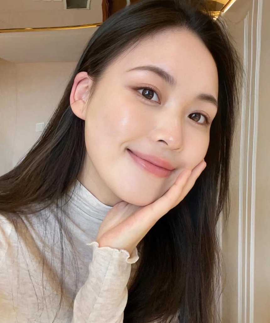 Chống lão hoá tuổi 25+ mà bỏ qua bước này là sai lầm cực lớn, bảo sao da mãi sần sùi, đen sạm  - Ảnh 1.