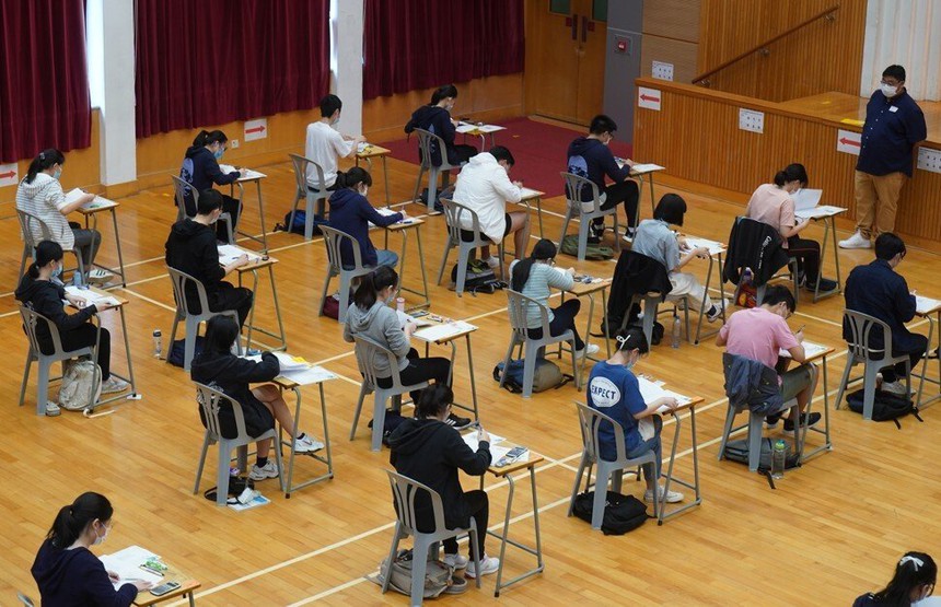 Tự "nhốt" mình trong phòng, không sử dụng điện thoại, thậm chí phải nhập viện vì học quá nhiều... sinh viên Trung Quốc đang phải đối mặt với kỳ thi khó hơn cả gaokao. - Ảnh 1.