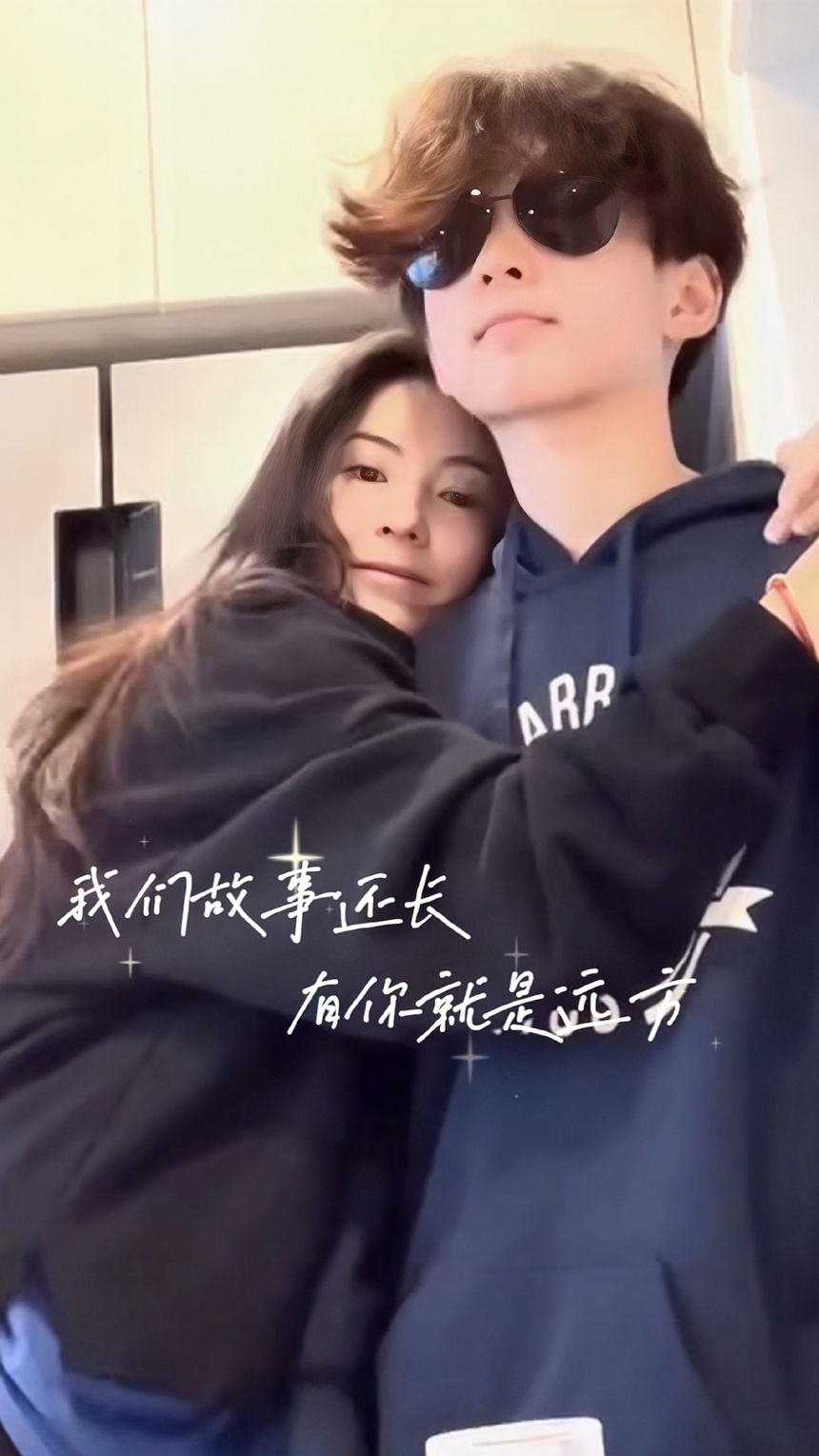 Ngọc nữ Trương Bá Chi khoe nhan sắc trẻ trung bên con trai thứ 2 - Ảnh 4.