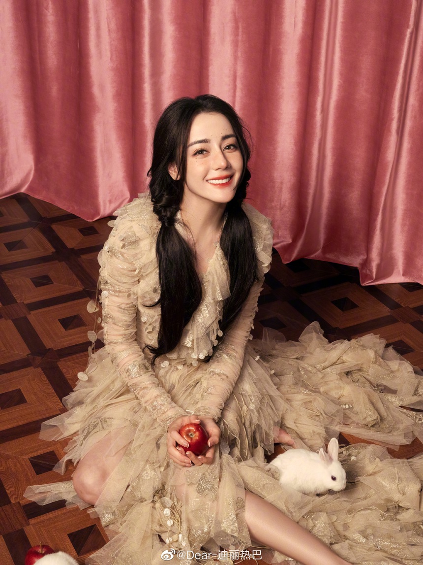 'Ẩn thân' 9 tháng, Địch Lệ Nhiệt Ba chuẩn bị tái xuất sau tin đồn mang thai - Ảnh 3. 'Ẩn thân' 9 tháng, Địch Lệ Nhiệt Ba chuẩn bị tái xuất sau tin đồn mang thai - Ảnh 3.