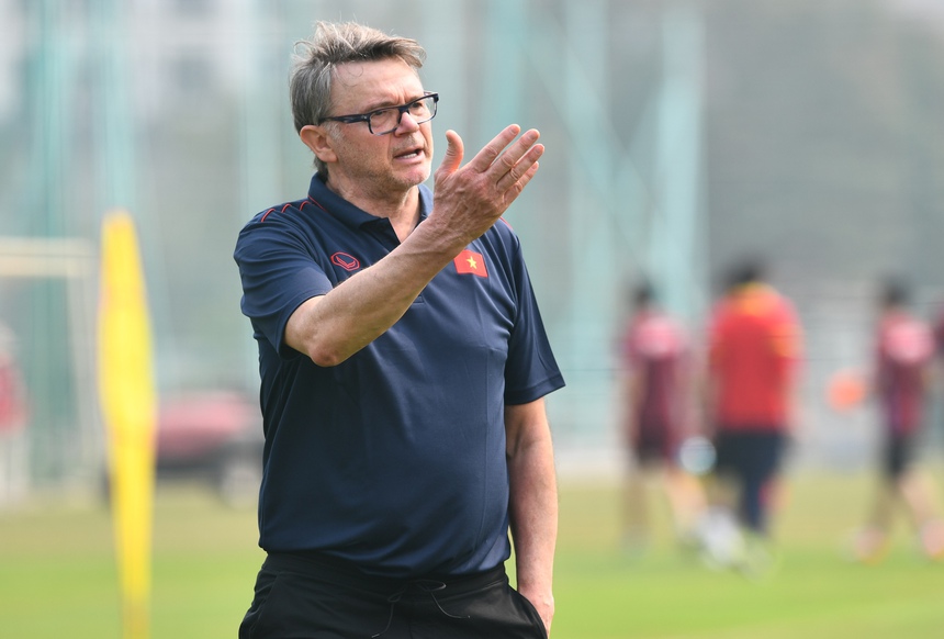 HLV Philippe Troussier tổ chức 'họp' bất ngờ, nói lời ruột gan với truyền thông - Ảnh 2. HLV Philippe Troussier tổ chức 'họp' bất ngờ, nói lời ruột gan với truyền thông - Ảnh 2.