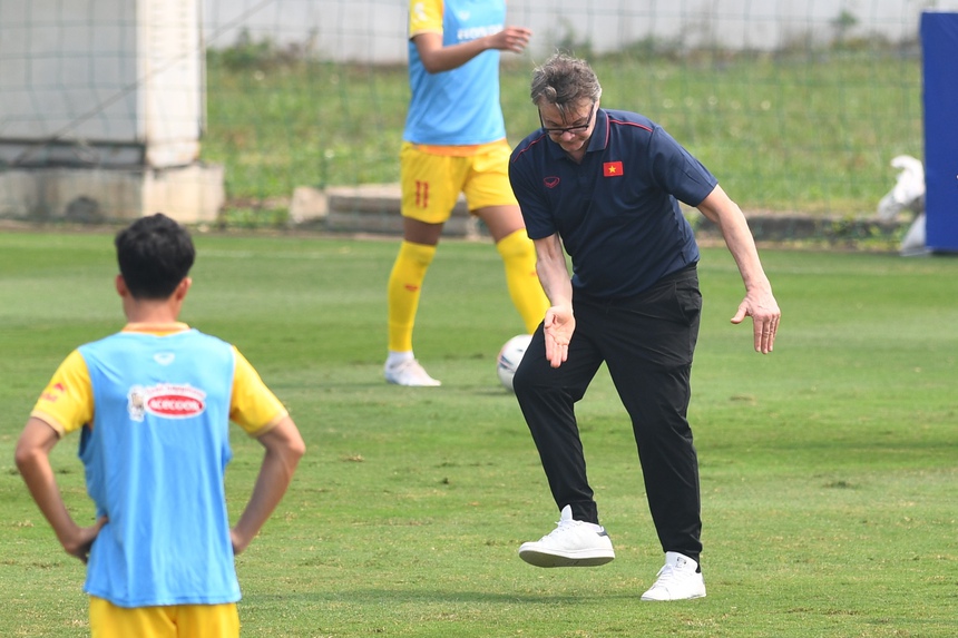 HLV Philippe Troussier yêu cầu thủ môn tập chuyền ngắn, lộ rõ triết lý chơi bóng của U23 Việt Nam - Ảnh 1. HLV Philippe Troussier yêu cầu thủ môn tập chuyền ngắn, lộ rõ triết lý chơi bóng của U23 Việt Nam - Ảnh 1.