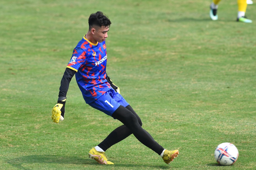 HLV Philippe Troussier yêu cầu thủ môn tập chuyền ngắn, lộ rõ triết lý chơi bóng của U23 Việt Nam - Ảnh 2. HLV Philippe Troussier yêu cầu thủ môn tập chuyền ngắn, lộ rõ triết lý chơi bóng của U23 Việt Nam - Ảnh 2.