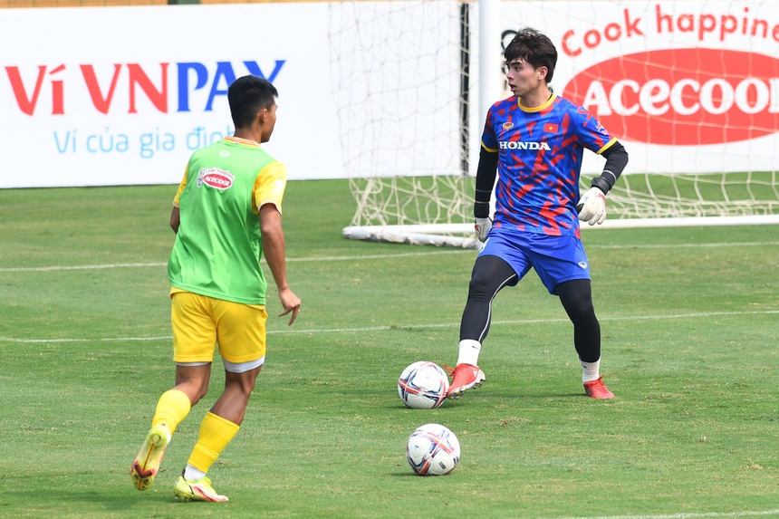 HLV Philippe Troussier yêu cầu thủ môn tập chuyền ngắn, lộ rõ triết lý chơi bóng của U23 Việt Nam - Ảnh 3. HLV Philippe Troussier yêu cầu thủ môn tập chuyền ngắn, lộ rõ triết lý chơi bóng của U23 Việt Nam - Ảnh 3.