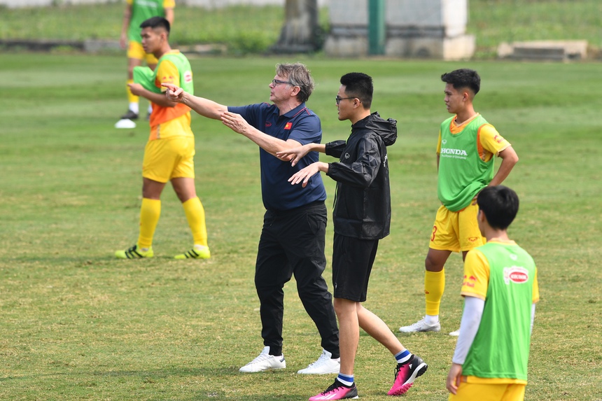HLV Philippe Troussier yêu cầu thủ môn tập chuyền ngắn, lộ rõ triết lý chơi bóng của U23 Việt Nam - Ảnh 4. HLV Philippe Troussier yêu cầu thủ môn tập chuyền ngắn, lộ rõ triết lý chơi bóng của U23 Việt Nam - Ảnh 4.