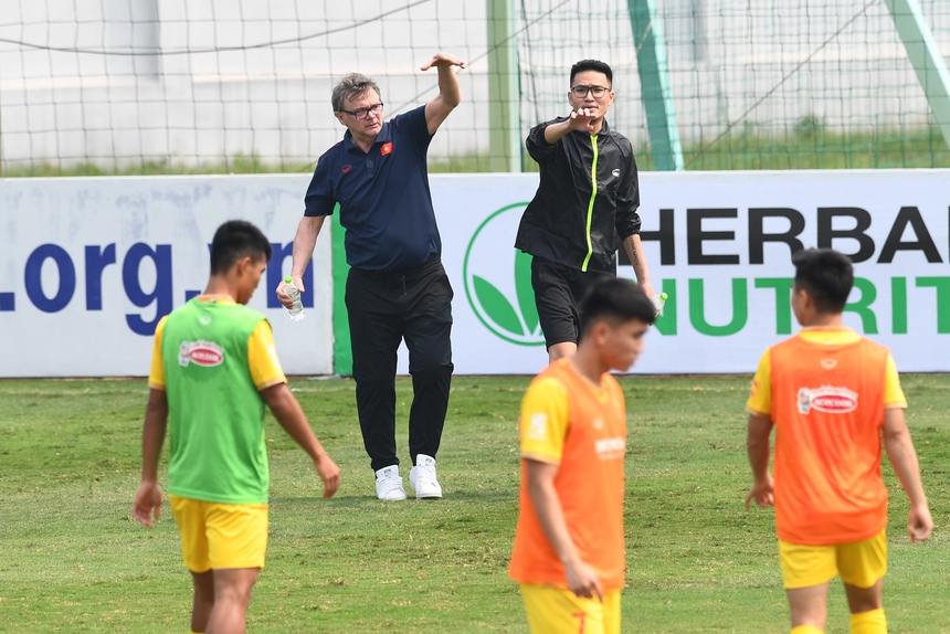 HLV Philippe Troussier yêu cầu thủ môn tập chuyền ngắn, lộ rõ triết lý chơi bóng của U23 Việt Nam - Ảnh 8. HLV Philippe Troussier yêu cầu thủ môn tập chuyền ngắn, lộ rõ triết lý chơi bóng của U23 Việt Nam - Ảnh 8.