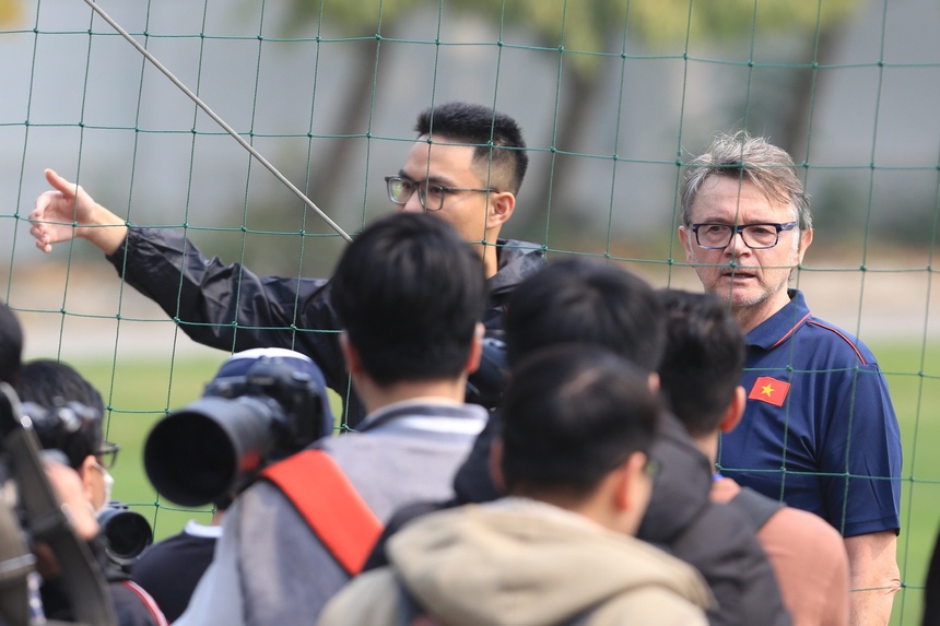 HLV Philippe Troussier tổ chức 'họp' bất ngờ, nói lời ruột gan với truyền thông - Ảnh 1. HLV Philippe Troussier tổ chức 'họp' bất ngờ, nói lời ruột gan với truyền thông - Ảnh 1.