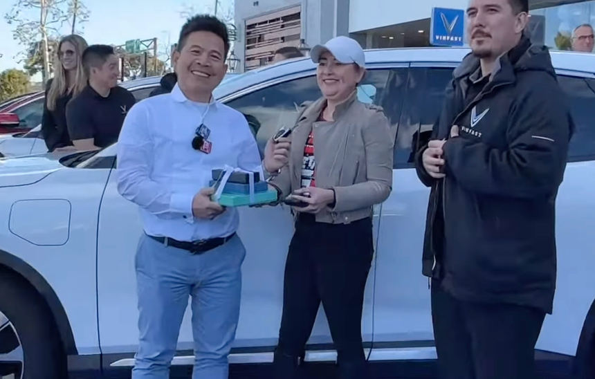 Việt kiều Mỹ nhận VinFast VF 8 lô đầu tiên: ‘Chưa bằng BMW nhưng hơn Toyota, chế độ tự hành mượt mà’ - Ảnh 2.