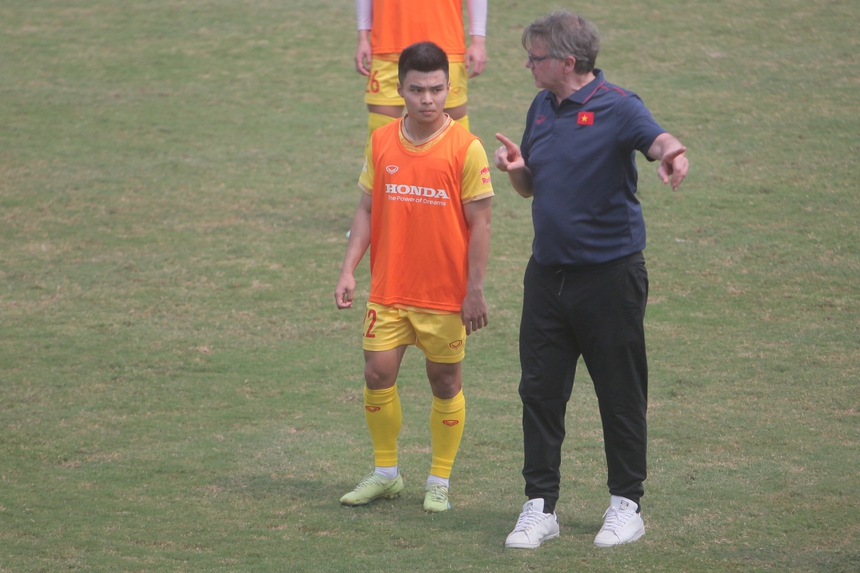 HLV Troussier nổi nóng, mắng té tát quân bầu Hiển vì lỗi 'cấm kỵ' - Ảnh 6.