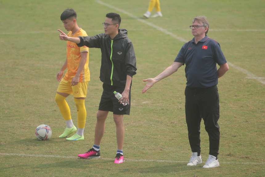 HLV Troussier nổi nóng, mắng té tát quân bầu Hiển vì lỗi 'cấm kỵ' - Ảnh 7.