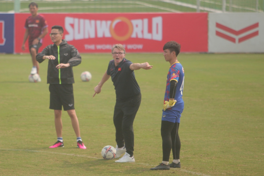 HLV Troussier nổi nóng, mắng té tát quân bầu Hiển vì lỗi 'cấm kỵ' - Ảnh 3.