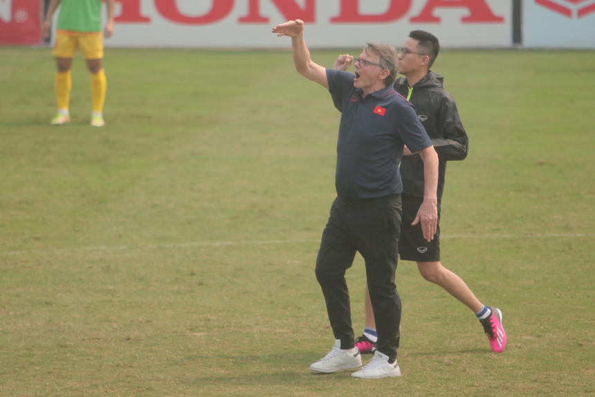 HLV Troussier nổi nóng, mắng té tát quân bầu Hiển vì lỗi 'cấm kỵ' - Ảnh 1.