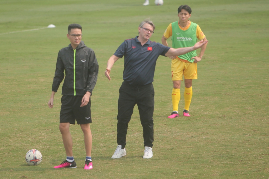 HLV Troussier nổi nóng, mắng té tát quân bầu Hiển vì lỗi 'cấm kỵ' - Ảnh 5.