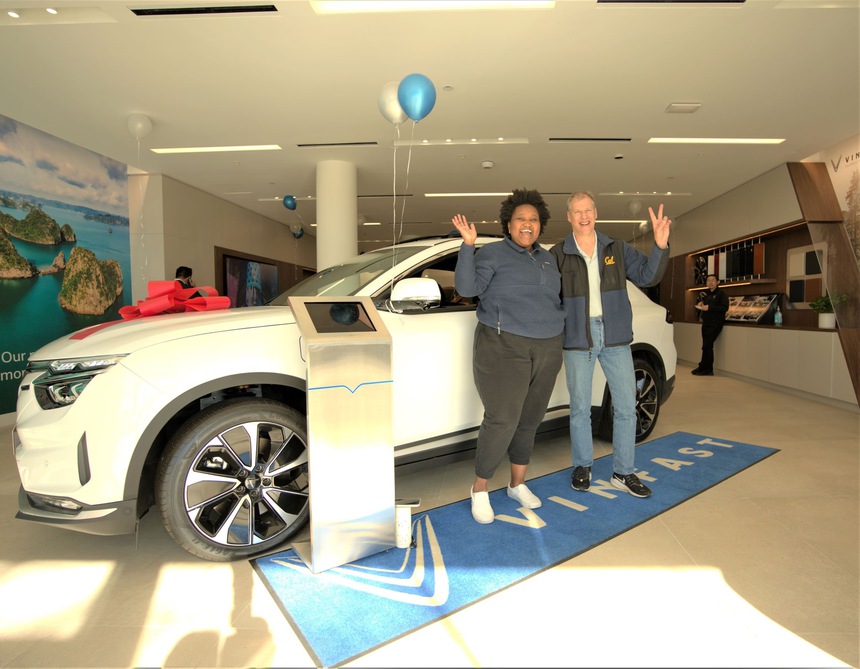 45 chiếc VinFast VF 8 đầu tiên được bàn giao trên đất Mỹ: Diễn ra giữa tuần nhưng vẫn nhận nhiều sự thu hút - Ảnh 4.