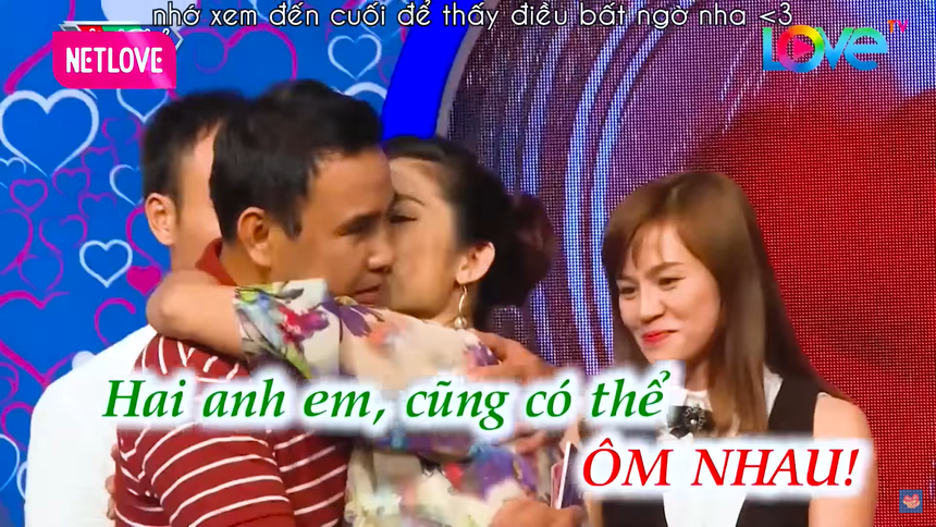 MC Quyền Linh và MC Cát Tường thời cùng làm ông mai, bà mối: Không ngại thơm má, ôm chặt an ủi nhau trên sân khấu - Ảnh 4.