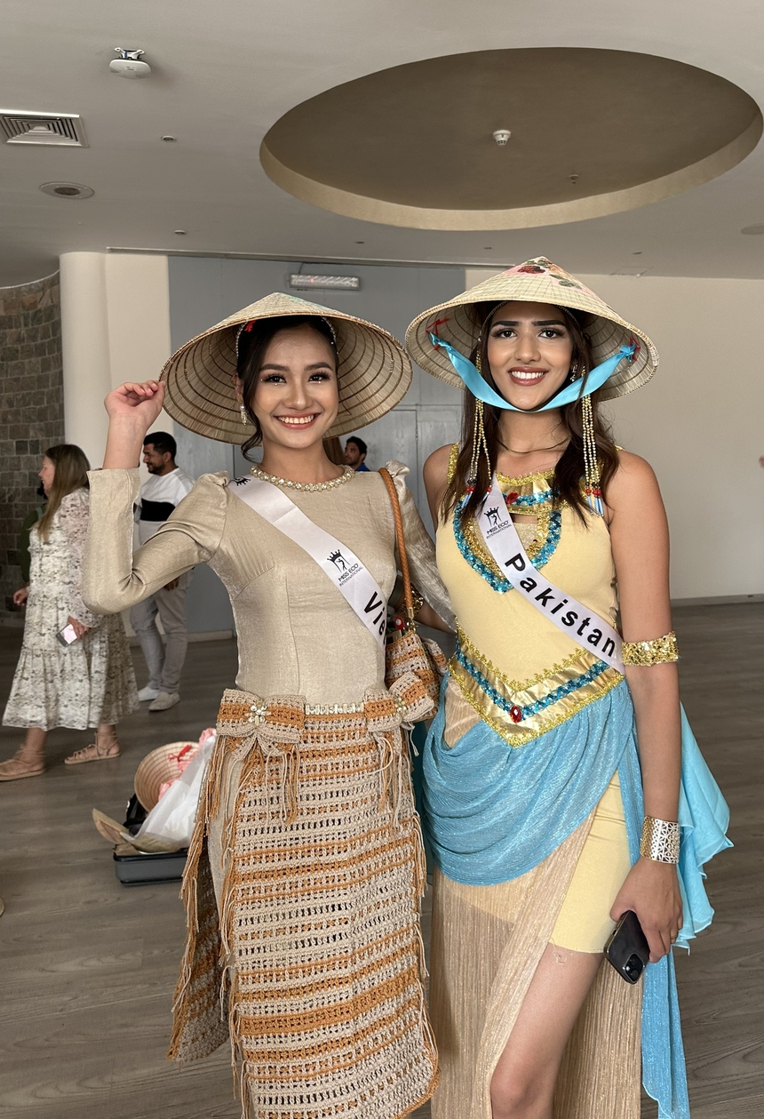 Hoa hậu Nguyễn Thanh Hà gây ấn tượng tại Ai Cập với nón lá Việt - Ảnh 2. Hoa hậu Nguyễn Thanh Hà gây ấn tượng tại Ai Cập với nón lá Việt - Ảnh 2.