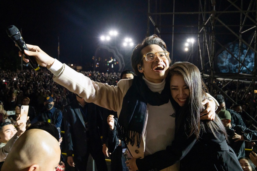 Bỏ qua những hạt sạn, khán giả vẫn nhắc đến những điều này sau đêm nhạc "rực rỡ" của Hà Anh Tuấn - Ảnh 4. Bỏ qua những hạt sạn, khán giả vẫn nhắc đến những điều này sau đêm nhạc "rực rỡ" của Hà Anh Tuấn - Ảnh 4.