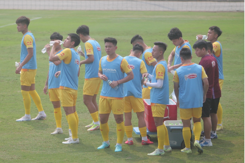 Thực hư tin đồn HLV Troussier muộn giờ tập và bí mật về sự chỉn chu đáng nể của 'Phù thủy Trắng' - Ảnh 2.