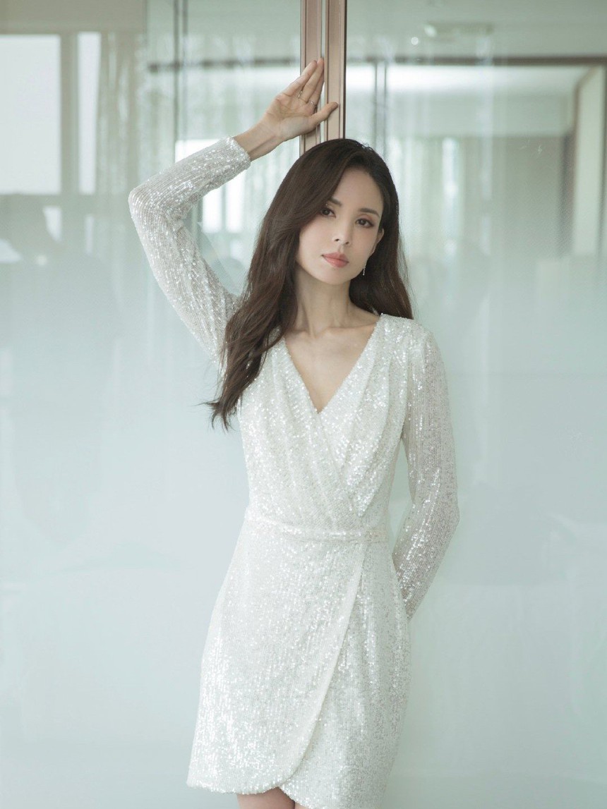 ‘Tiểu Long Nữ’ Lý Nhược Đồng: Cái kết buồn cho mối tình 10 năm không danh phận - Ảnh 7. ‘Tiểu Long Nữ’ Lý Nhược Đồng: Cái kết buồn cho mối tình 10 năm không danh phận - Ảnh 7.