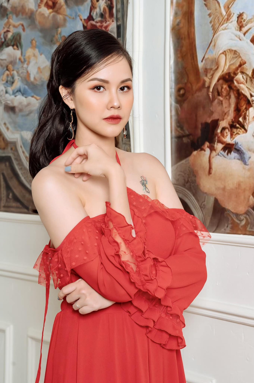 Nhan sắc đời thường của Top 5 Hoa hậu vào vai vợ bạn xấu tính trong 'Dưới bóng cây hạnh phúc' - Ảnh 8. Nhan sắc đời thường của Top 5 Hoa hậu vào vai vợ bạn xấu tính trong 'Dưới bóng cây hạnh phúc' - Ảnh 8.