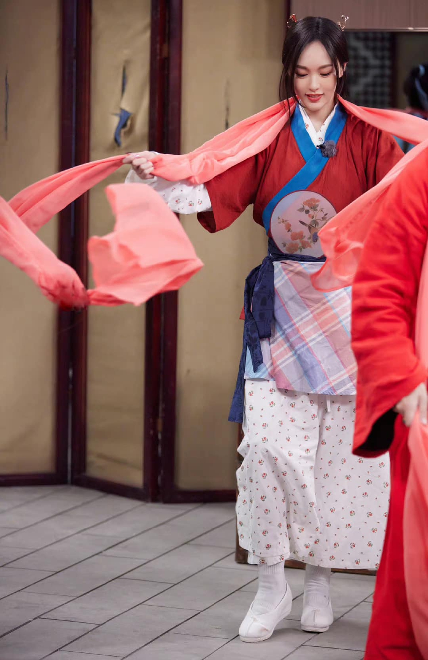 Lâu rồi Đường Yên mới mặc lại đồ cổ trang, tạo hình bà thím nhưng vẫn đẹp ngất ngây  - Ảnh 8.