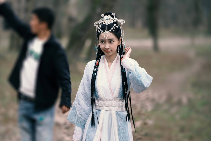 Có mỹ nhân quấn 'sương sa hạt lựu' đầy đầu đẹp ăn đứt Cúc Tịnh Y,  ai ngờ diễn đơ quá nên dân tình 'chạy mất dép'? - Ảnh 1.