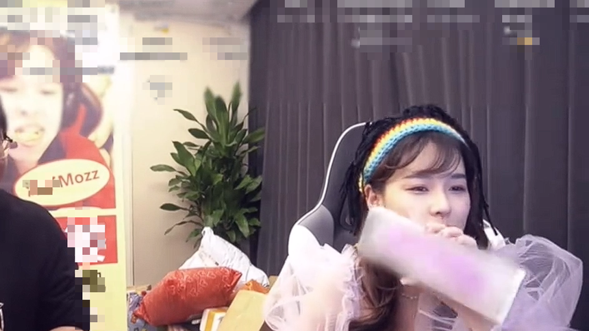 Nữ streamer hết hồn khi bóc quà ‘nhạy cảm’ từ fan trên livestream, phải sát khuẩn tay ngay lập tức - Ảnh 2.