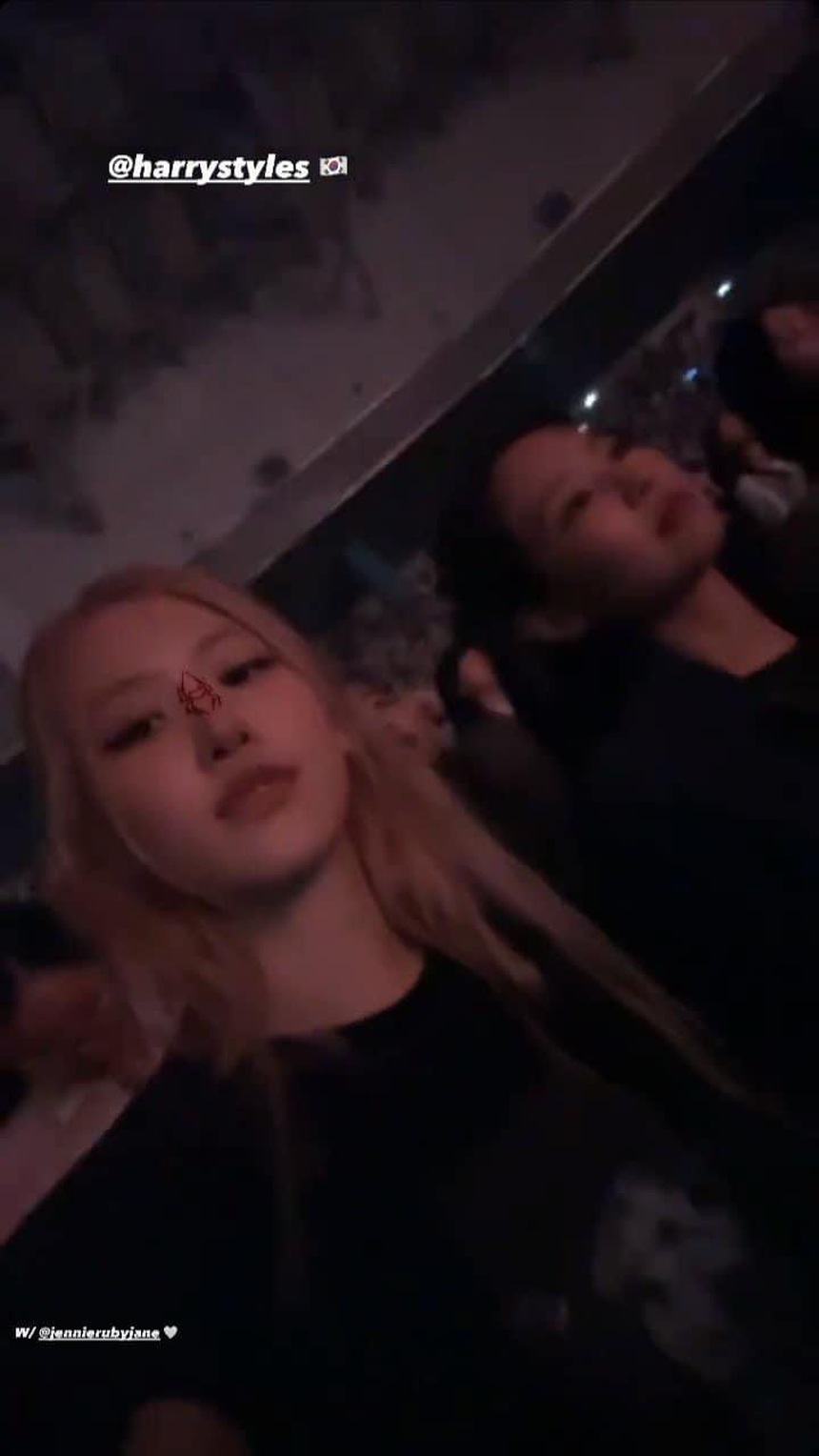 Dàn idol đổ bộ concert Harry Styles: Jennie - V trở thành tâm điểm, Rosé xinh đẹp bên “chàng thơ" xứ Anh - Ảnh 1.