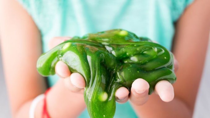 Cảnh báo đồ chơi "chất dẻo ma quái" slime chứa nhiều chất độc, gây đau đầu, hôn mê ở trẻ em  - Ảnh 3.