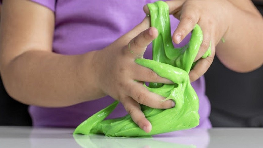 Cảnh báo đồ chơi "chất dẻo ma quái" slime chứa nhiều chất độc, gây đau đầu, hôn mê ở trẻ em  - Ảnh 2.