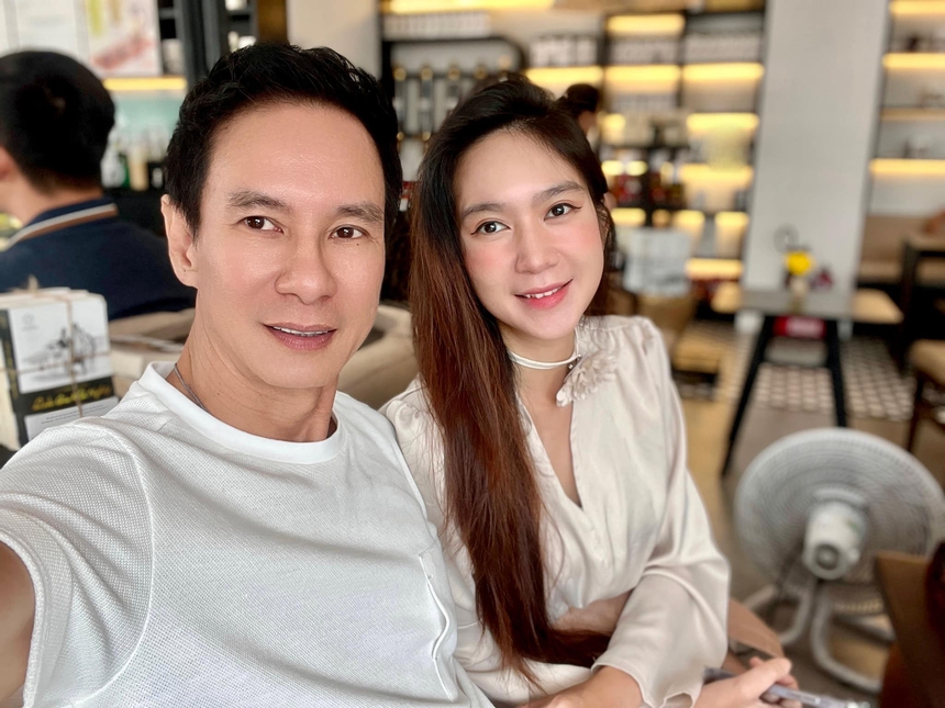 Hot girl kém 17 tuổi đóng MV yêu luôn chàng ca sĩ, đẻ liền 4 con nhưng sắc vóc đẹp miễn bàn - Ảnh 5. Hot girl kém 17 tuổi đóng MV yêu luôn chàng ca sĩ, đẻ liền 4 con nhưng sắc vóc đẹp miễn bàn - Ảnh 5.