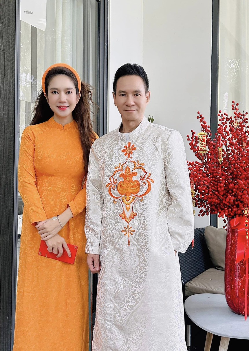 Hot girl kém 17 tuổi đóng MV yêu luôn chàng ca sĩ, đẻ liền 4 con nhưng sắc vóc đẹp miễn bàn - Ảnh 4. Hot girl kém 17 tuổi đóng MV yêu luôn chàng ca sĩ, đẻ liền 4 con nhưng sắc vóc đẹp miễn bàn - Ảnh 4.