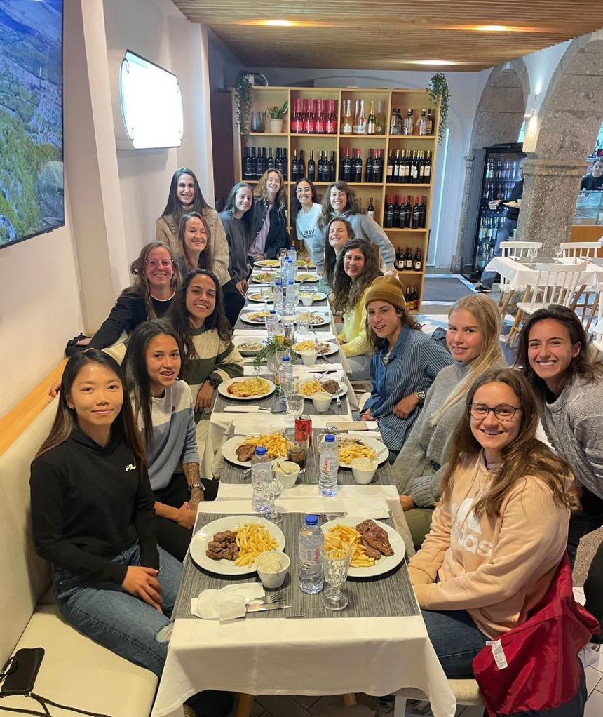 Bị đồng đội chê 'lúa' Huỳnh Như thay đổi phong cách, tự tin diện áo croptop, trang điểm khi đi dạo phố - Ảnh 4.