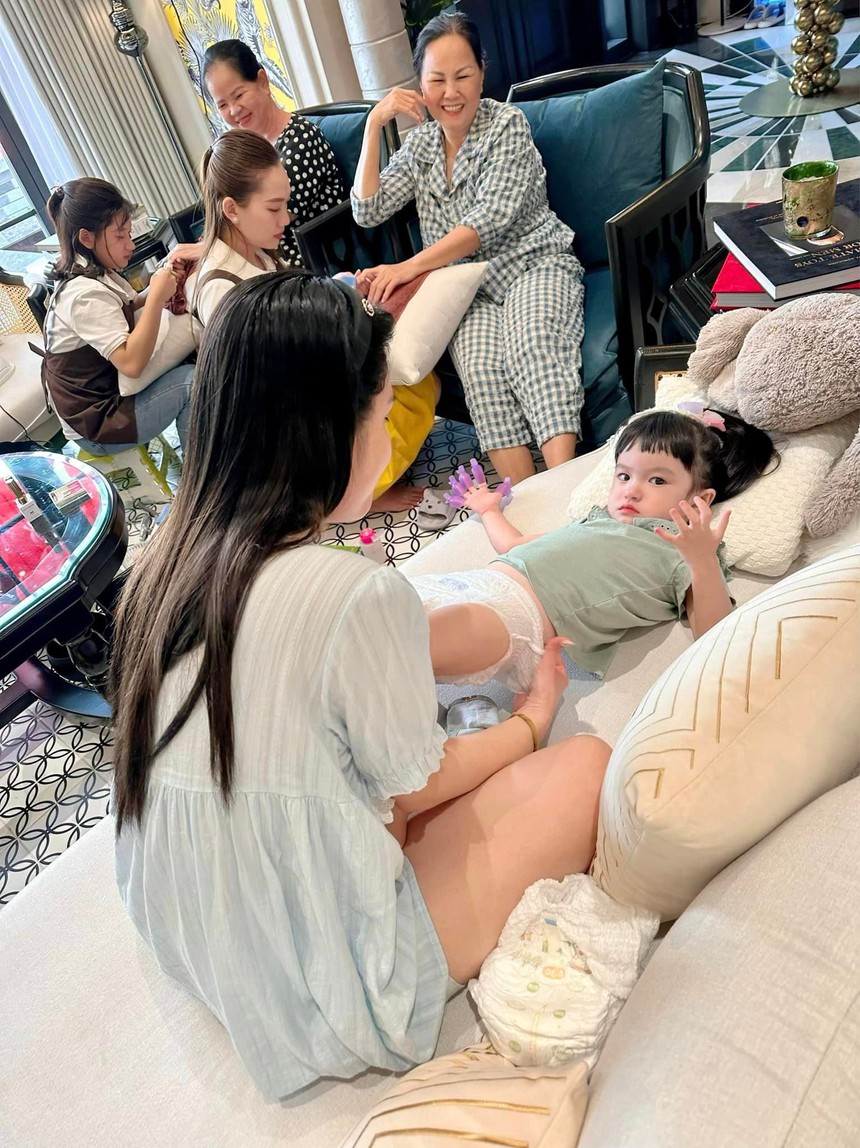 Sướng như bảo mẫu nhà “đại gia quận 7” Đoàn Di Băng: Hưởng lương 100 triệu/tháng, thoải mái làm móng, thưởng thức toàn sơn hào hải vị - Ảnh 3. Sướng như bảo mẫu nhà “đại gia quận 7” Đoàn Di Băng: Hưởng lương 100 triệu/tháng, thoải mái làm móng, thưởng thức toàn sơn hào hải vị - Ảnh 3.