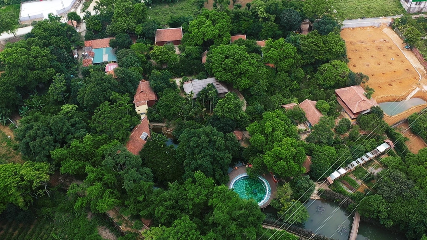 Người đàn ông “biến” mảnh đất 10.000m2 thành nhà vườn đậm chất cổ xưa: Đại gia đình quây quần, có cả không gian cho vợ cũ - Ảnh 1. Người đàn ông “biến” mảnh đất 10.000m2 thành nhà vườn đậm chất cổ xưa: Đại gia đình quây quần, có cả không gian cho vợ cũ - Ảnh 1.