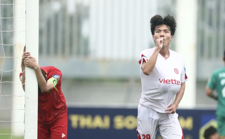 Cầu thủ U17 gây sốc khi ăn mừng kiểu "bụng bầu", bất ngờ khi biết sự thật phía sau - Ảnh 1. Cầu thủ U17 gây sốc khi ăn mừng kiểu "bụng bầu", bất ngờ khi biết sự thật phía sau - Ảnh 1.