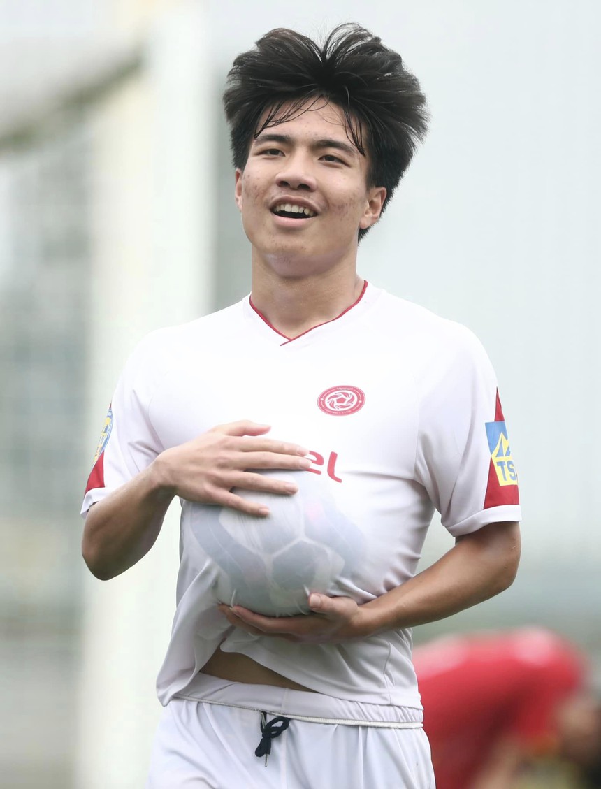 Cầu thủ U17 gây sốc khi ăn mừng kiểu "bụng bầu", bất ngờ khi biết sự thật phía sau - Ảnh 2. Cầu thủ U17 gây sốc khi ăn mừng kiểu "bụng bầu", bất ngờ khi biết sự thật phía sau - Ảnh 2.