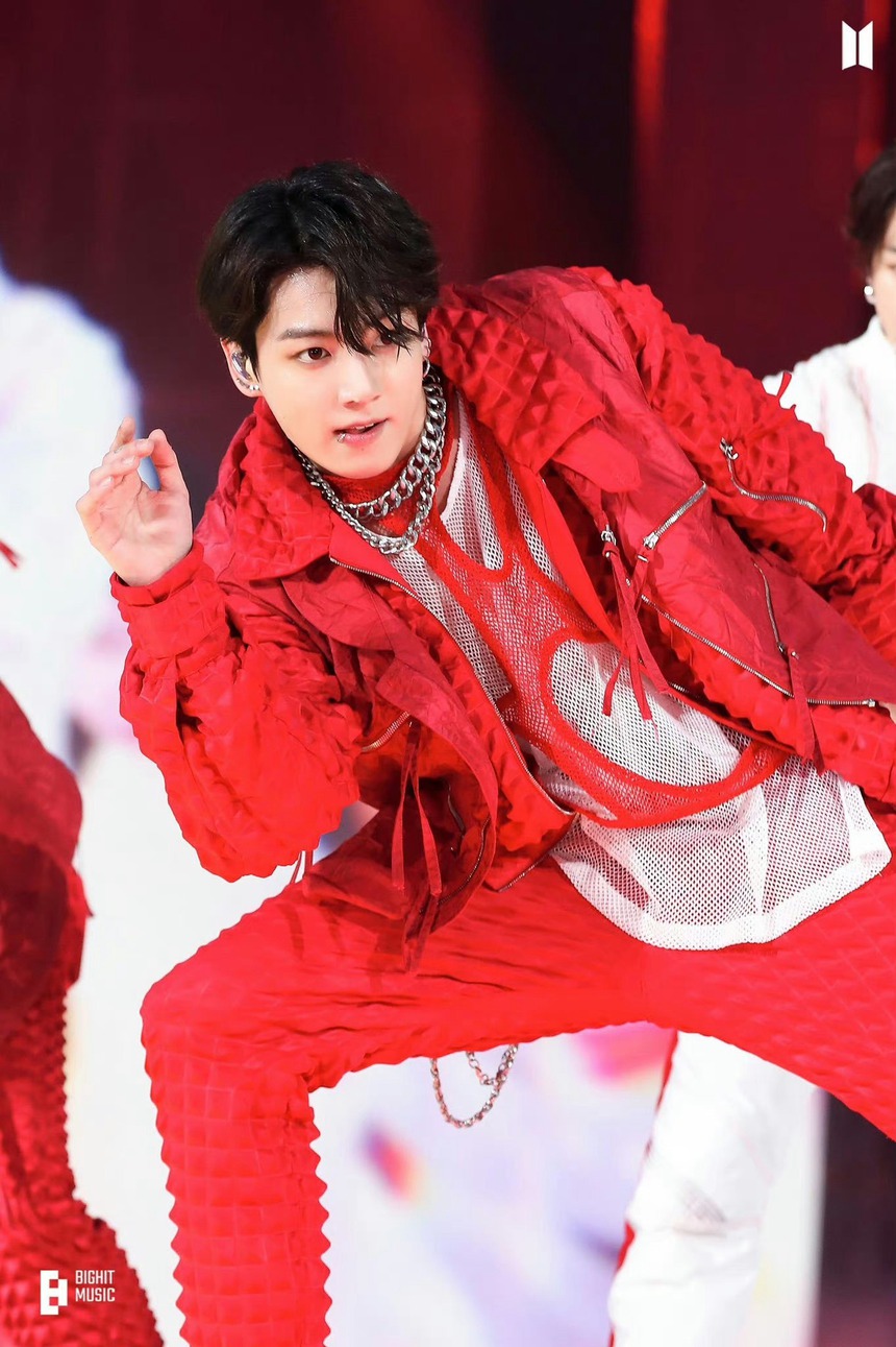 Bìa tạp chí của Jungkook BTS 'cháy hàng', trở thành cuộc khủng hoảng với ARMY - Ảnh 3. Bìa tạp chí của Jungkook BTS 'cháy hàng', trở thành cuộc khủng hoảng với ARMY - Ảnh 3.