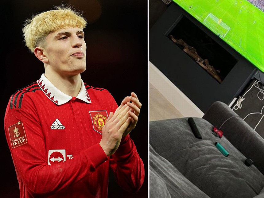 Đăng ảnh cổ vũ đồng đội nhưng lộ chi tiết bất thường, sao MU vội xóa - Ảnh 2. Đăng ảnh cổ vũ đồng đội nhưng lộ chi tiết bất thường, sao MU vội xóa - Ảnh 2.