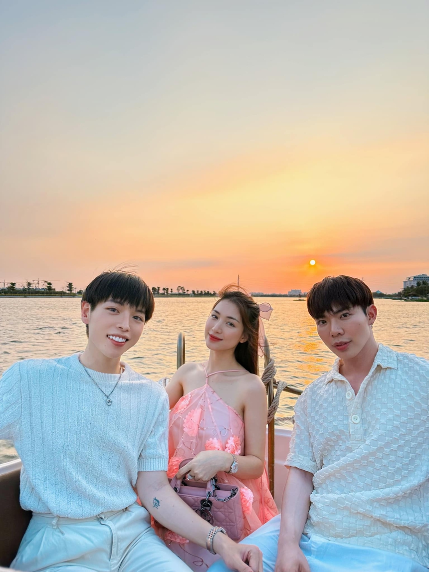 Ngỡ cùng đăng hình y hệt nhau, Hòa Minzy bất ngờ 'tố' sự thật về ảnh đi chơi cùng Đức Phúc, Erik - Ảnh 1. Ngỡ cùng đăng hình y hệt nhau, Hòa Minzy bất ngờ 'tố' sự thật về ảnh đi chơi cùng Đức Phúc, Erik - Ảnh 1.