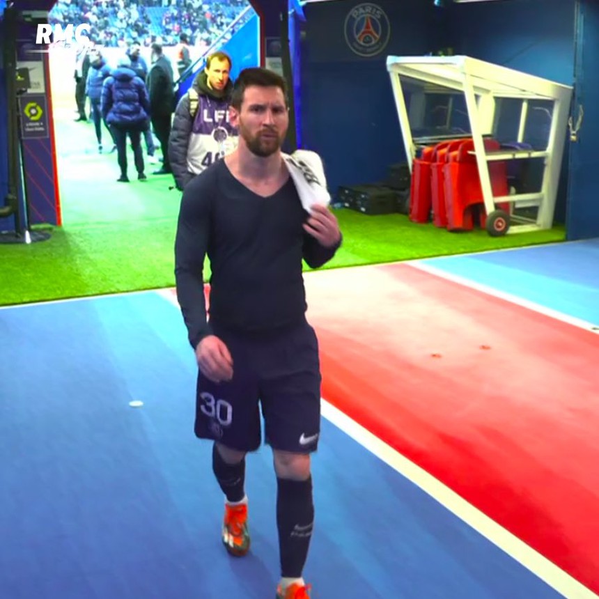 Messi phải nhờ cảnh sát bảo vệ để rời khỏi một cửa nhà hàng - Ảnh 4.