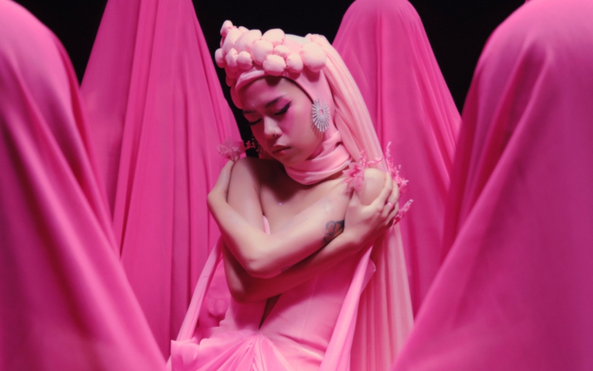 MV 'Nếu lúc đó': Sáng tên tlinh! - Ảnh 1.