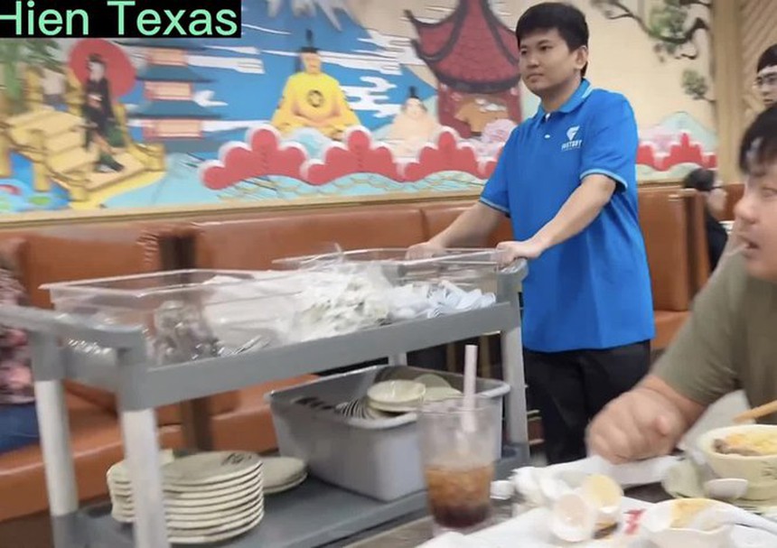 Bắt gặp mẹ Vương Phạm xắn tay áo thu dọn bát đĩa, công khai gọi Khoa Pug là con trai: Rốt cuộc ai là chủ nhà hàng lẩu 23 tỷ? - Ảnh 1. Bắt gặp mẹ Vương Phạm xắn tay áo thu dọn bát đĩa, công khai gọi Khoa Pug là con trai: Rốt cuộc ai là chủ nhà hàng lẩu 23 tỷ? - Ảnh 1.